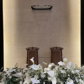 小サイズの披露宴会場の新郎新婦席