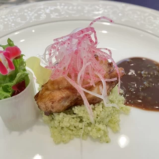 鶏肉と野菜、バルサミコ酢を添えられた前菜です。