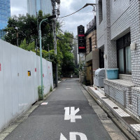 式場入り口前の細道