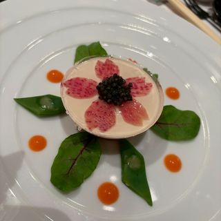 前菜はお花をモチーフにした可愛い
海鮮ジュレでした