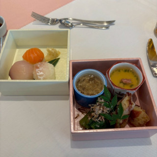 京都らしさを出すために京野菜やお重箱を使用しました