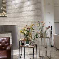 披露宴の新郎新婦横にある装花です！