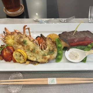 メイン料理のステーキとロブスター。味、ボリューム◎