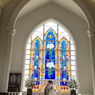 ステンドグラスが床に綺麗に映って写真を撮るととても綺麗です！