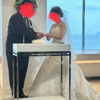 指輪の交換をしている写真です。