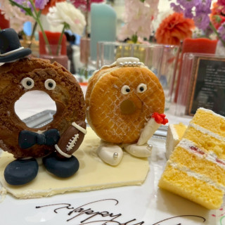 ウェディングケーキに添えたドーナツくんたち