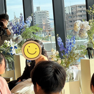 席の周りに花を飾れます。アーケードみたいにも出来ます|721284さんの3＋3CAFE（サンタスサンカフェ）の写真(2273434)