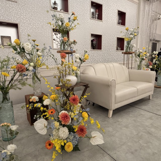 新郎新郎が座る席の周りには華やかでかわいいお花！