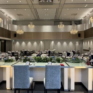 天井が高く広々とした会場