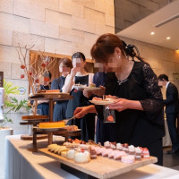 雨のためエントランスにてデザートビュッフェ