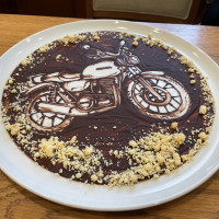 バイクが趣味と聞いて、シェフが愛車をチョコで描くサプライズ！