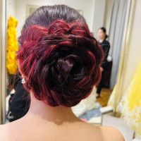 ウェディングドレスの時の薔薇ヘア美女と野獣の赤バラのように