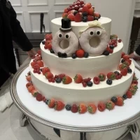 ケーキにドーナツのせて