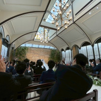 緩やかなスロープになっているゲスト席