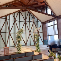 正面に緑のアーチがあります