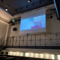 1つの会場はスクリーンが正面と両脇に2つで合計3つあります