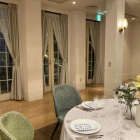 ガーデン付きの披露宴会場には窓がついています