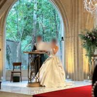 結婚証明書にサインした後はゲストの方へ見せます