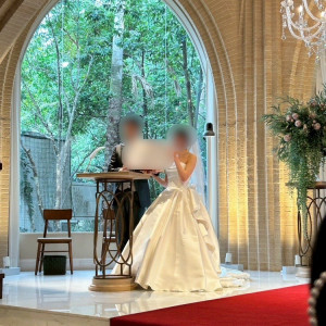 結婚証明書にサインした後はゲストの方へ見せます|722147さんのアルタビスタガーデンの写真(2419373)