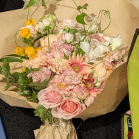 装花を最後にお持ち帰り用に花束にしていただいたものです。