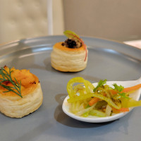 ウェルカムドリンクとともに提供される軽食（試食）