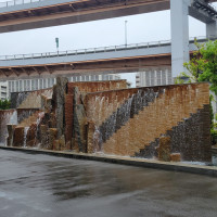 入口側から見たモニュメント