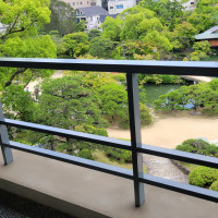 挙式会場前からの庭園景色
