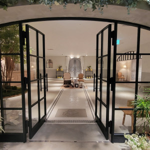 エレベーターを降りてすぐの会場入口|722267さんのチャペル・ド・コフレの写真(2501388)