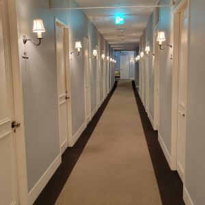 控室やスタッフルームなどが連なるホテルライクな廊下|722267さんのチャペル・ド・コフレの写真(2501395)