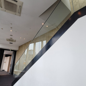 23階挙式会場から22階披露宴会場へ続く階段|722267さんのアルモニーアンブラッセ ウェディングホテル/テイクアンドギヴ・ニーズウェディングの写真(2504835)