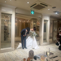披露宴会場での新郎新婦