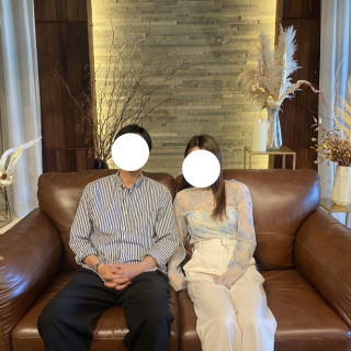 披露宴会場の新郎新婦の席で写真を撮っていただきました！