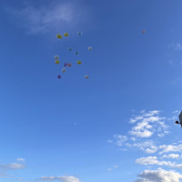 バルーンリリース体験です。遮るもののない空に飛ばせます。