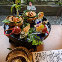 器やお花の飾り付けが可愛らしく、見た目も楽しめるお料理です。