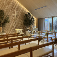 木目調のチャペル　カーテンが開けば景色も見える