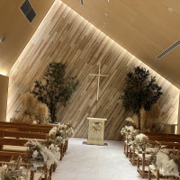 木目調のチャペル　カーテン締まると木の温もりがより感じられる