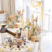 オレンジを基調とした会場