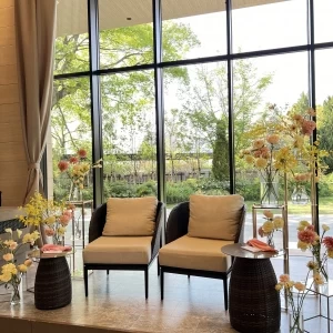 後ろの緑と装花の彩りがとても相性が良く華やかになります。|723085さんのザ・リバーサイドテラス広島ツリーズスクエアの写真(2429889)