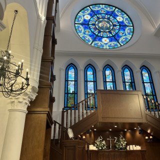 スタンドガラスが綺麗なチャペルでした。