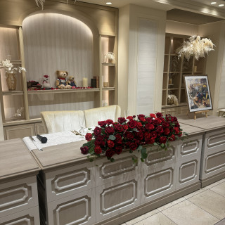 披露宴会場の新郎新婦の高砂です。