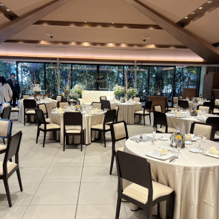 天井高が低い会場です。