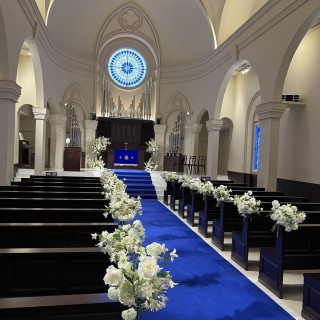 青のバージンロードがとても綺麗でした。