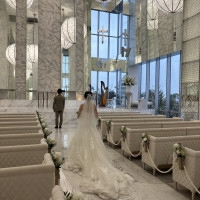 天井高で白を基調としたおしゃれな今どきなチャペルです。