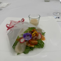 花束に見立てたサラダです。