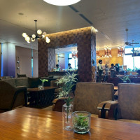 受付後のウェルカムスペースがかなり広くてドリも充実してます。