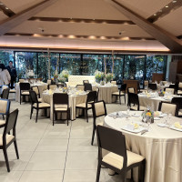 天井高が低い会場です。