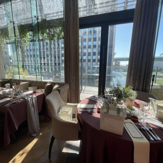 自然光がたっぷり入る披露宴会場