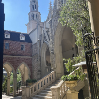 チャペルの前の階段