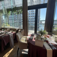 自然光がたっぷり入る披露宴会場