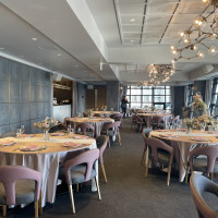 リリーはグレーの壁とピンクの椅子がかわいい